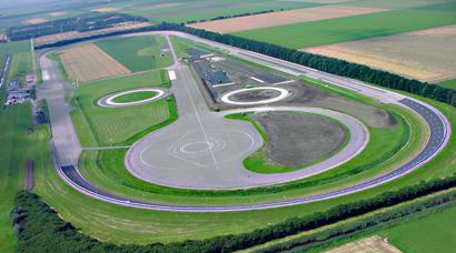 Driften en drifttrainingen op het binnenterrein van het RDW testcentrum ...